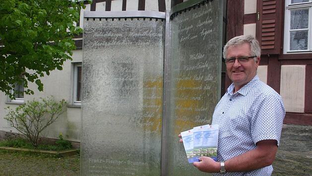Neue Wege geht die Stiftung "1150 Jahre Dorfgemeinschaft Gemünda". Am vergangenen Montag stellte der Vorsitzende des Stiftungsrates, Hendrik Dressel, vor dem "Franz-Fischer-Brunnen" einen neuen Flyer vor, mit dem verstärkt auf die Möglichkeit der Förderung der Dorfgemeinschaft hingewiesen wird. Foto: Martin Rebhan