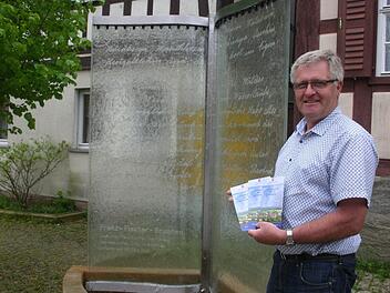 Neue Wege geht die Stiftung "1150 Jahre Dorfgemeinschaft Gem&uuml;nda". Am vergangenen Montag stellte der Vorsitzende des Stiftungsrates, Hendrik Dressel, vor dem "Franz-Fischer-Brunnen" einen neuen Flyer vor, mit dem verst&auml;rkt auf die M&ouml;glichkeit der F&ouml;rderung der Dorfgemeinschaft hingewiesen wird. Foto: Martin Rebhan