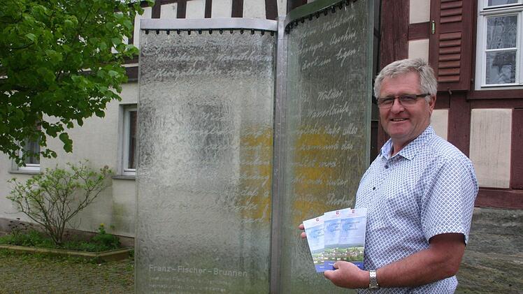 Neue Wege geht die Stiftung "1150 Jahre Dorfgemeinschaft Gemünda". Am vergangenen Montag stellte der Vorsitzende des Stiftungsrates, Hendrik Dressel, vor dem "Franz-Fischer-Brunnen" einen neuen Flyer vor, mit dem verstärkt auf die Möglichkeit der Förderung der Dorfgemeinschaft hingewiesen wird. Foto: Martin Rebhan