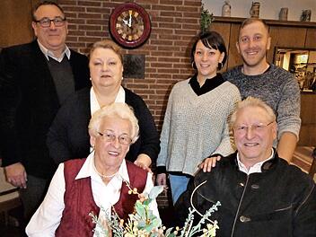 Drei Generationen feierten die Diamantene Hochzeit von Erwin und Sieglinde Beck (vorne). Mit im Bild (von links) Sohn Siegfried mit Ehefrau Patrica sowie Enkelin Bianca mit Partner Norman.  Foto: Werner Reißaus