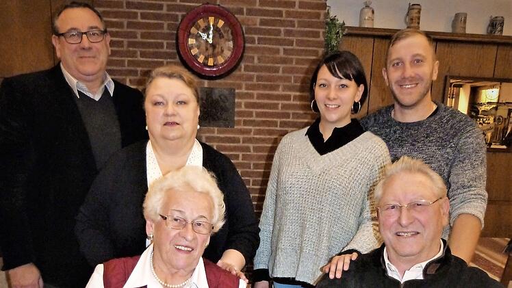 Drei Generationen feierten die Diamantene Hochzeit von Erwin und Sieglinde Beck (vorne). Mit im Bild (von links) Sohn Siegfried mit Ehefrau Patrica sowie Enkelin Bianca mit Partner Norman.  Foto: Werner Reißaus