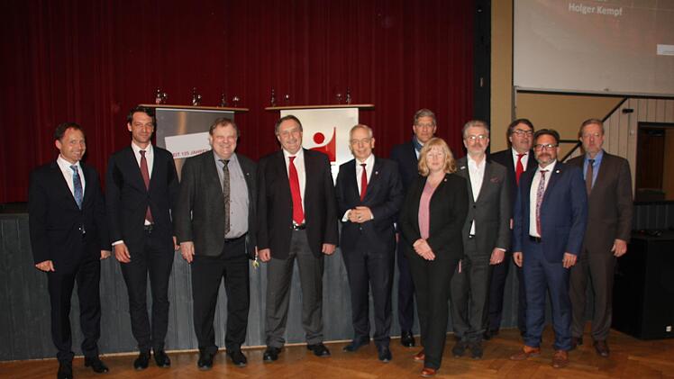 Dicht an dicht: Das Podium in der Tettauer Festhalle war gut gefüllt. Foto: Veronika Schadeck