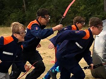 Die Jugendfeuerwehr Ebenhausen mit vollem  Einsatz beim sogenannten "Arrowtag" mit Pfeil und Bogen beim Zeltlager  der Kreisjugendfeuerwehr am Zeltplatz Schloss Saaleck in Hammelburg im  Juni 2019.  Foto: Julia Schreiner