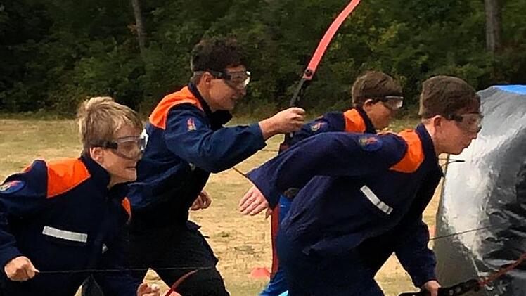 Die Jugendfeuerwehr Ebenhausen mit vollem  Einsatz beim sogenannten "Arrowtag" mit Pfeil und Bogen beim Zeltlager  der Kreisjugendfeuerwehr am Zeltplatz Schloss Saaleck in Hammelburg im  Juni 2019.  Foto: Julia Schreiner