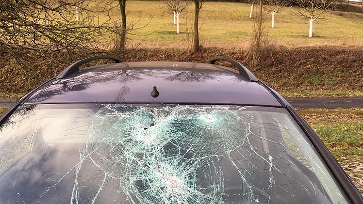 Seit Monaten steht dieses Auto-Wrack auf dem Pendler-Parkplatz bei Machtilshausen. Nun kommt Bewegung in den Fall. Foto: Ralf Ruppert