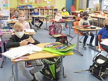Die Kinder der 1b starten wieder in den Präsenzunterricht.