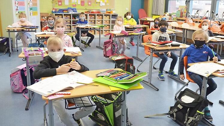 Die Kinder der 1b starten wieder in den Präsenzunterricht.