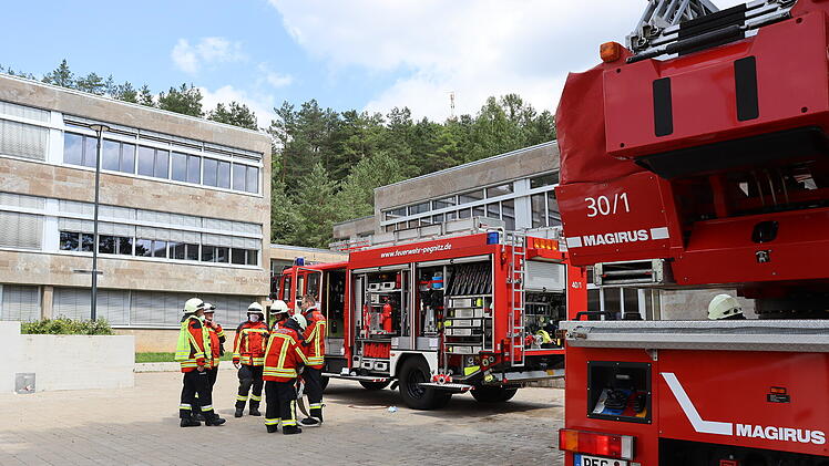 Feueralarm in Realschule: Klopapier brennt auf Mädchentoilette