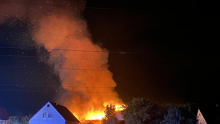 Lagerhalle eines Hopfentrocknungsbetriebes in Vollbrand