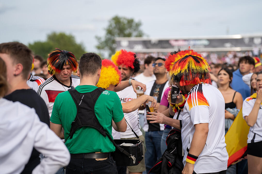 Fans schauen das EM-Viertelfinale zwischen Duetschland und Spanien in Nürnberg