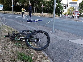 Auto prallt mit Fahrrad zusammen