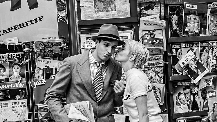 Jean Seberg (Zoey Deutch) dr&uuml;ckt Jean-Paul Belmondo (Aubry Dullin) einen Schmatzer auf die Wange: Die bekannte Szene aus "Au&szlig;er Atem" ist auch in Richard Linklaters Hommage "Nouvelle Vague" zu sehen.