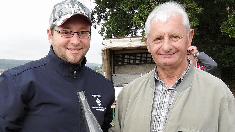20 Jahre war Reinhold Graser ehrenamtlicher Helfer bei der "Fünf-Sterne"-Wanderung. Seinen Dienst an der Wasser- und Schnaps-Station übernimmt jetzt Sohn Johannes, der sich schon eingearbeitet hat.