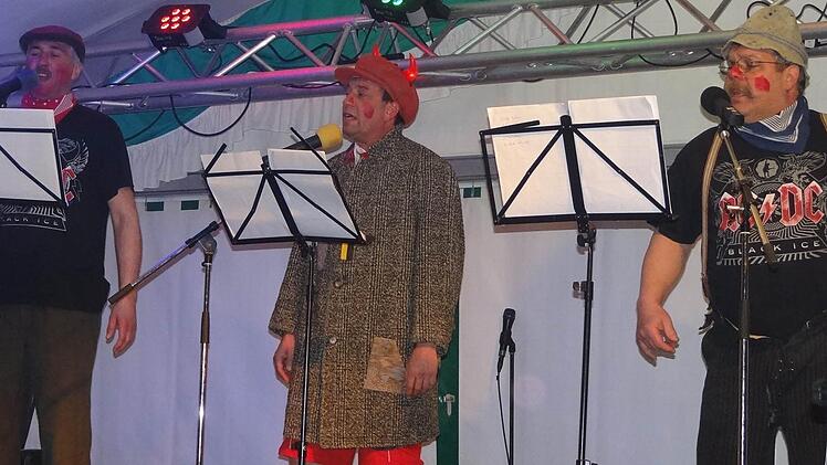 Die "Stadtstreicher" (von links) Stefan Wolfschmitt, Hannes Rennebohm und Thomas "Pommes" Heim hatten sich auf die Erfolgsgeschichte so manchen Reim gemacht. Foto: Johanna Eckert