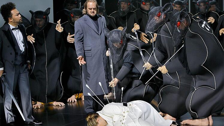 1. Akt: Samuel Youn (Der Heerrufer), Thomas J. Mayer (Friedrich von Telramund), Annette Dasch (Elsa). Foto: Bayreuther Festspiele / Enrico Nawrath