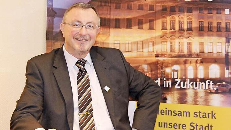 Stadtrat, Vorsitzender des Sportverbands, vierfacher Familienvater, langjähriger Vorstand beim HSC 2000 und nun auch Oberbürgermeisterkandidat: Jürgen Heeb gestern während der Nominierungsversammlung. Foto: Simone Bastian