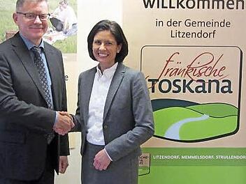 Wolfgang M&ouml;hrlein, Erster B&uuml;rgermeister von Litzendorf, begr&uuml;&szlig;t Bianca M&uuml;ller, die neue Tourismusmanagerin der Urlaubsregion "Fr&auml;nkische Toskana".  Foto: Fr&auml;nkische Toskana