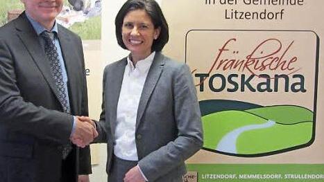 Wolfgang M&ouml;hrlein, Erster B&uuml;rgermeister von Litzendorf, begr&uuml;&szlig;t Bianca M&uuml;ller, die neue Tourismusmanagerin der Urlaubsregion "Fr&auml;nkische Toskana".  Foto: Fr&auml;nkische Toskana
