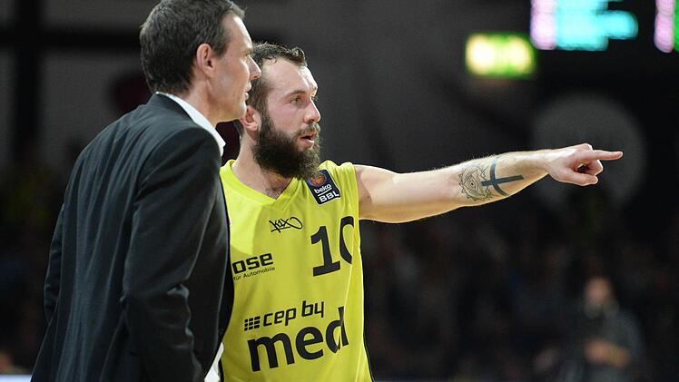 Medi-Trainer Michael Koch mit Kapitän Bastian Doreth. Foto: Peter Mularczyk