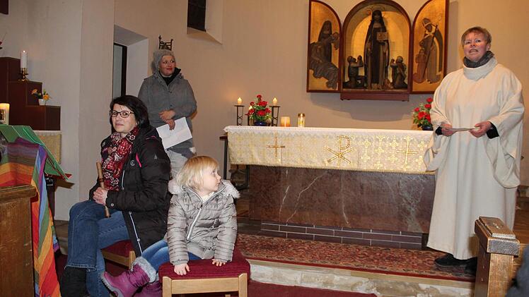 Martina Braun begr&uuml;&szlig;t alle Gl&auml;ubigen in der katholischen Kirche. Foto: Manja von Nida