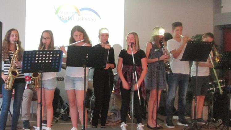 Die Schulband unter der Leitung von Andreas Kleinhenz sorgte für die musikalische Untermalung der Abends. Foto: Diana Leitsch