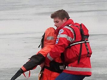 Mit dem Rautekgriff zog der Retter den Eingebrochenen aus dem Eisloch. Foto: privat