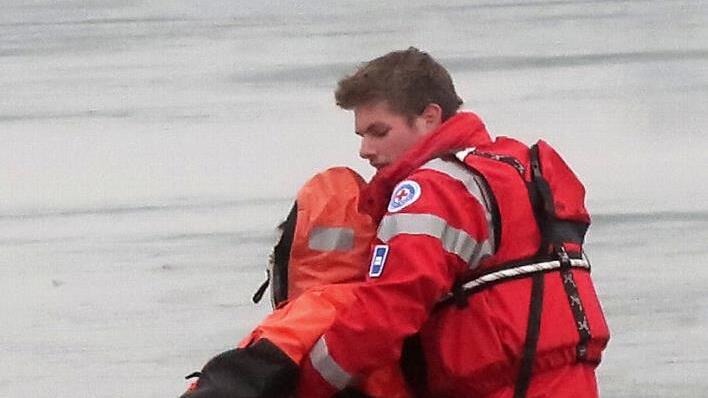 Mit dem Rautekgriff zog der Retter den Eingebrochenen aus dem Eisloch. Foto: privat
