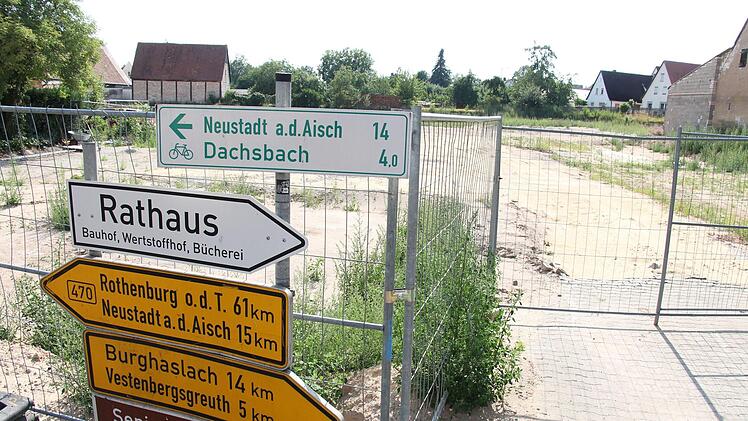 Monatelang herrschte nach den Abrissarbeiten Stillstand auf dem Gelände in der Ortsmitte von Uehlfeld. Doch nun  kann  Norma wohl bald mit dem Bau einer Filiale beginnen.   Foto: Christian Bauriedel