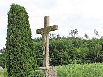 Die neue Ruhebank mit dem Steg am Kreuz aus dem Jahr 1948  Foto: eki