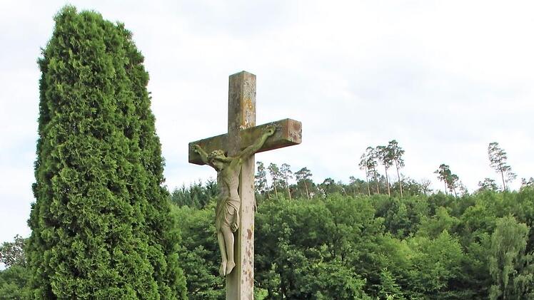 Die neue Ruhebank mit dem Steg am Kreuz aus dem Jahr 1948  Foto: eki