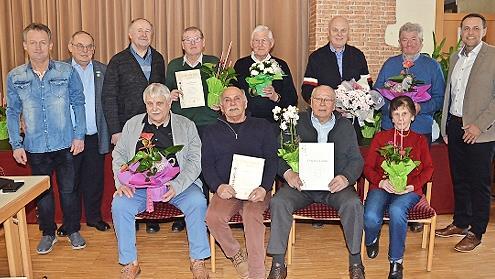 Von links bei der Ehrung die Vorsitzenden Thomas Morand und Gerhard Ramming, Kreisvorsitzender Fritz Pohl, Heinrich F&ouml;rster, Horst Raab, Siegfried Wei&szlig;erth, Hans Ludwig, Zweiter B&uuml;rgermeister Daniel Wei&szlig;erth. Vorne sitzend von links Karl Pilipp, G...