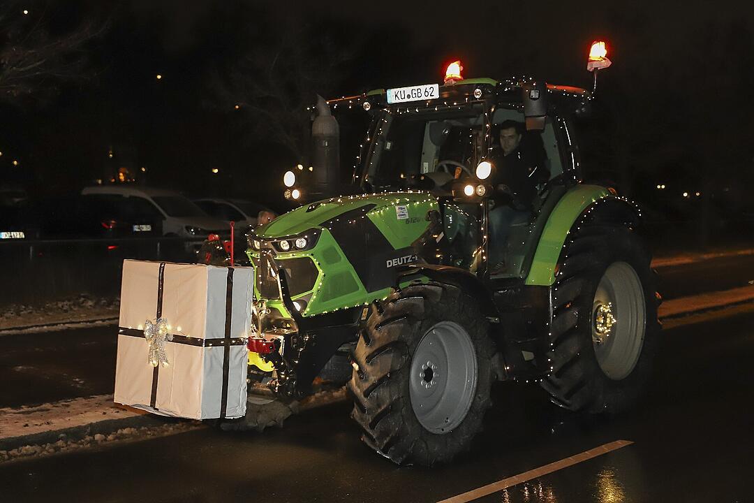 In Kulmbach durfte die beliebte Lichterfahrt der Traktoren stattfinden.