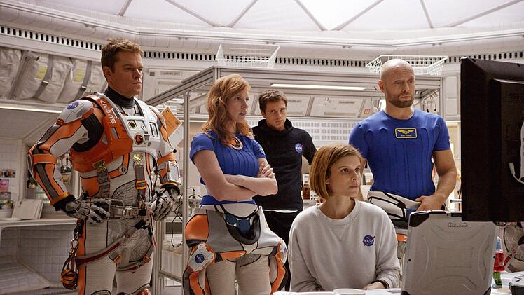 Neben Matt Damon (links) versammelt Regisseur eine Star-Riege: Unter anderem sind Jessica Chastain (zweite von links), Sebastian Stan (Mitte), Kate Mara (zweite von rechts), Aksel Hennie (rechts), Jeff Daniels, Kristen Wiig und Chiwetel Ejiofor zu sehen.