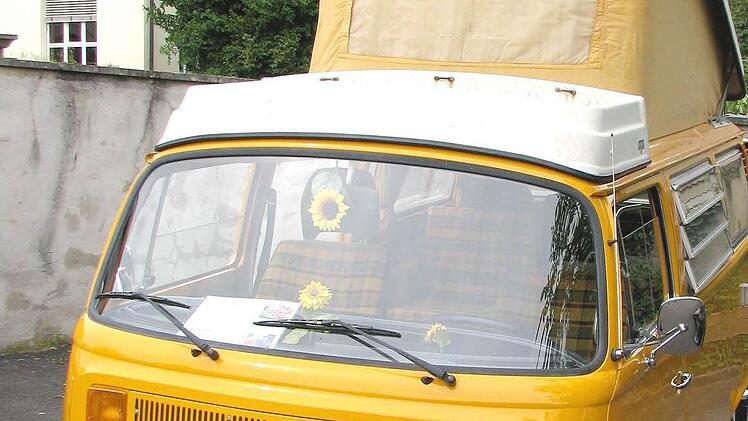 Der Eindruck täuscht: Der bestens ausgestattete 35 Jahre alte VW-Bus (50 PS) mit Wohnmobilausstattung "Berlin" ist nicht auch noch mit zwei kleinen Türmen bestückt. Diese gehören zur evangelischen Kirche in Gleisenau.