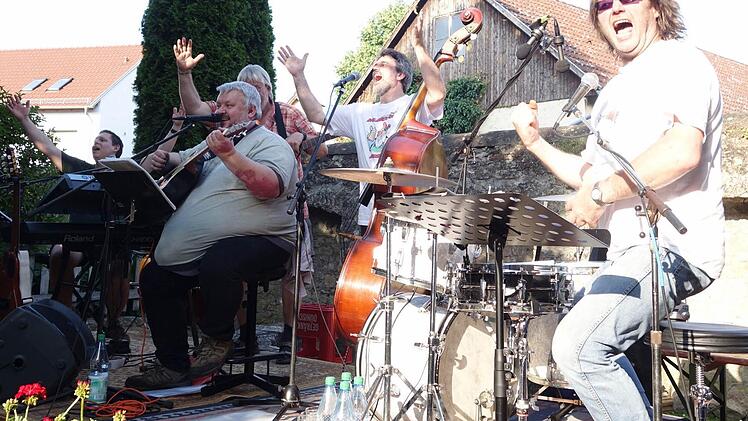 Jan Jansen, Christof Lemberg, Roland Schiefnetter, Michael Sommermann und Harry Tröger begeisterten als Band "Waldschrat" wieder einmal das Münnerstädter Publikum. Foto: Heike Beudert
