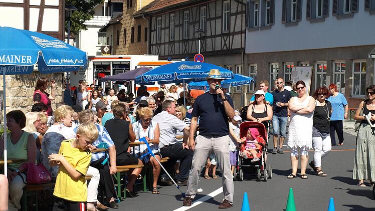 Bürgermeister Gerhard Wunder eröffnet bei strahlendem Sonnenschein und "vollem Haus" das erste Straßenfest der Vereine und des Marktes in Steinwiesen. Foto: Susanne Deuerling