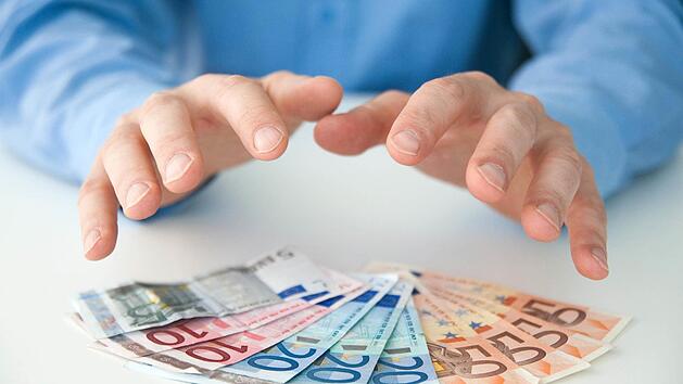 Wie und wo kann man in den heutigen Zeiten niedriger Zinsen noch gut Geld anlegen? Antworten darauf gaben zwei Experten bei unserer Telefonaktion. Foto: Andrea Warnecke/dpa/Archiv