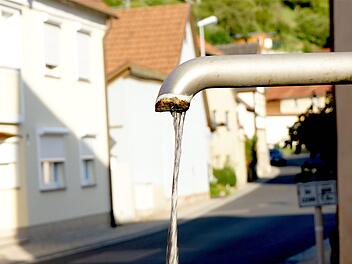 Das Sulzthaler Trinkwasser ist genießbar. Allerdings sind solche Brunnen eher zur Erfrischung und Reinigung gedacht. Foto: Gerd Schaar