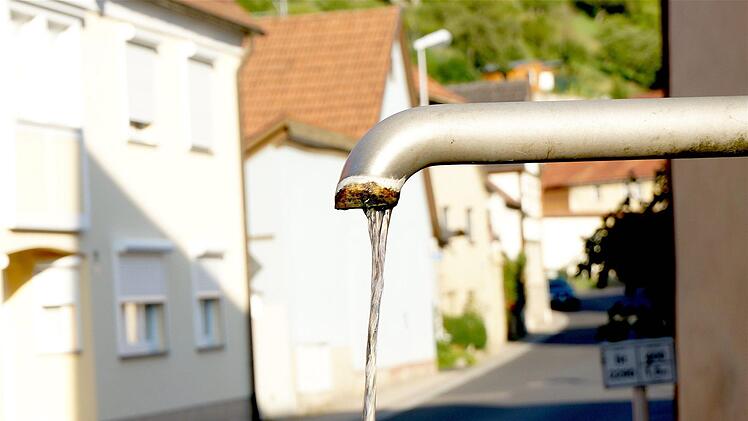 Das Sulzthaler Trinkwasser ist genießbar. Allerdings sind solche Brunnen eher zur Erfrischung und Reinigung gedacht. Foto: Gerd Schaar