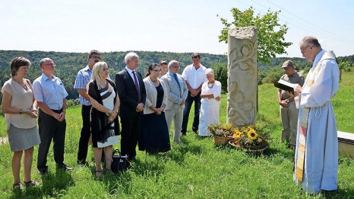 Pfarrer Günther Raab (rechts) bei der Segnung des Flurbereinigungsdenkmals  Foto: Andrea Spörlein