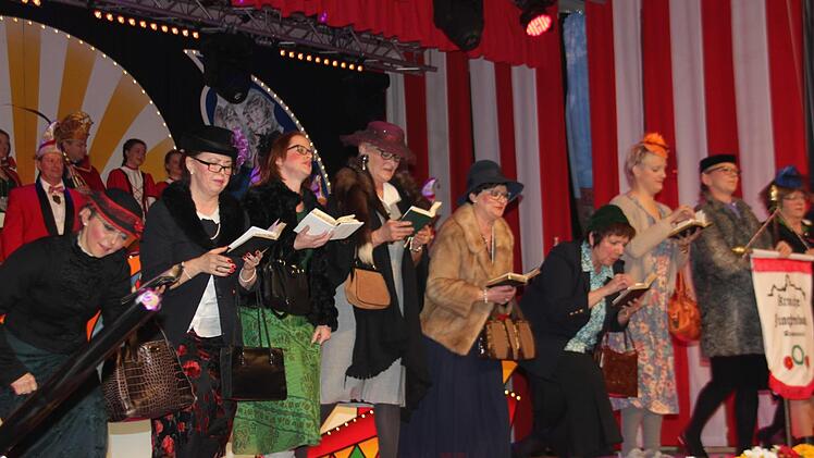 Die Jungfern während ihrer Wallfahrt nach Marias Glosberg. Foto: Veronika Schadeck