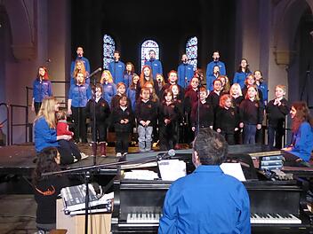 Beieindruckend: jung und doch konzentriert präsentierten sich die 15 "Gospel Sparrows" und die zwölf  "Gospelkids" bei ihren 21 Liedern unter Leitung von Jörg Wöltche am Klavier.Thomas Ahnert