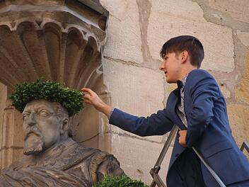 Das Denkmal des Schulgründers wird bekränzt, aber nicht seine Politik gefeiert, sagte der diesjährige Redner Luca Schenk. Foto: Simone Bastian