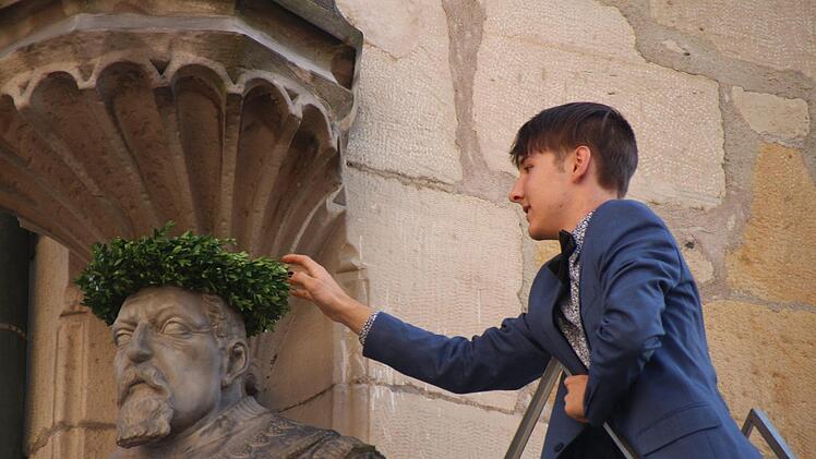 Das Denkmal des Schulgründers wird bekränzt, aber nicht seine Politik gefeiert, sagte der diesjährige Redner Luca Schenk. Foto: Simone Bastian