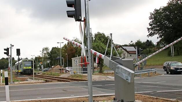 Schranken sollen dafür sorgen, dass es am Bahnübergang Wiesenthau zu keinen Kollisionen mehr zwischen Autos und Zügen kommt.  Foto: Hofbauer