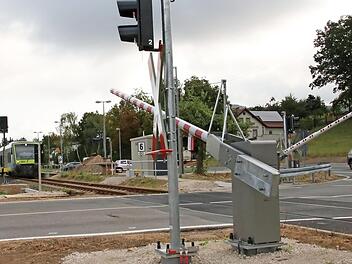 Schranken sollen dafür sorgen, dass es am Bahnübergang Wiesenthau zu keinen Kollisionen mehr zwischen Autos und Zügen kommt.  Foto: Hofbauer