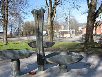 Bis Ostern ist es noch vier Wochen hin: Wird auch heuer wieder der  Brunnen in der   Untersteinacher Ortsmitte mit einer Osterkrone geschmückt? Foto: Stephan Tiroch