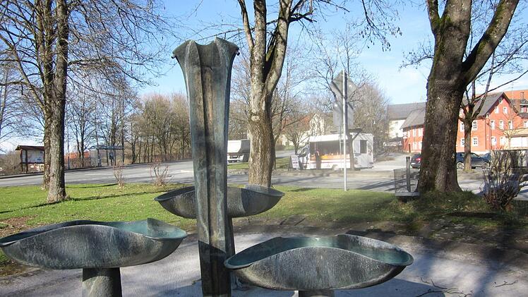 Bis Ostern ist es noch vier Wochen hin: Wird auch heuer wieder der  Brunnen in der   Untersteinacher Ortsmitte mit einer Osterkrone geschmückt? Foto: Stephan Tiroch