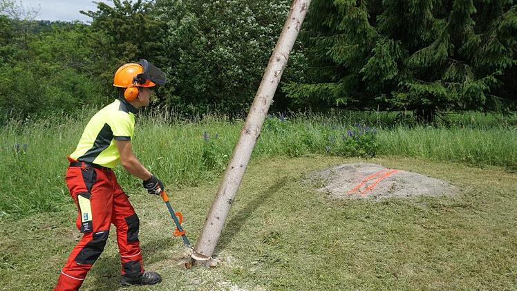 Felix Dürr zeigt hier eine Zielfällung, die ebenfalls Teil der Prüfung war. Foto: Marion Eckert