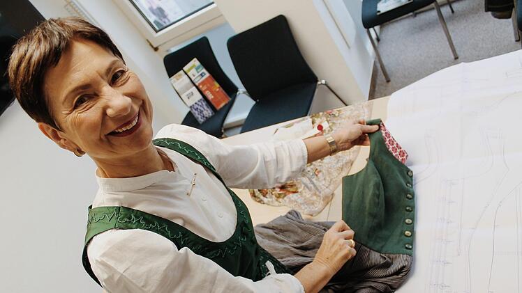 Der Ma&szlig;stab passt schon mal: Renate Ortloff feilt noch an den Schnittmustern, damit die Trachten am Ende perfekt sitzen. Foto: Teresa Hirschberg
